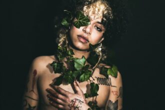 Nxdia performing live, Egyptian-Sudanese alt-pop artist, 2026 press photo