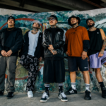 Ladrones perform in a dive bar in the 'No Que No' music video