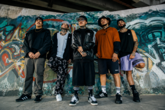 Ladrones perform in a dive bar in the 'No Que No' music video