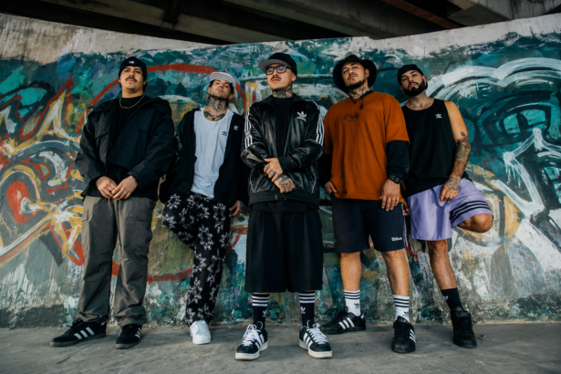 Ladrones perform in a dive bar in the 'No Que No' music video